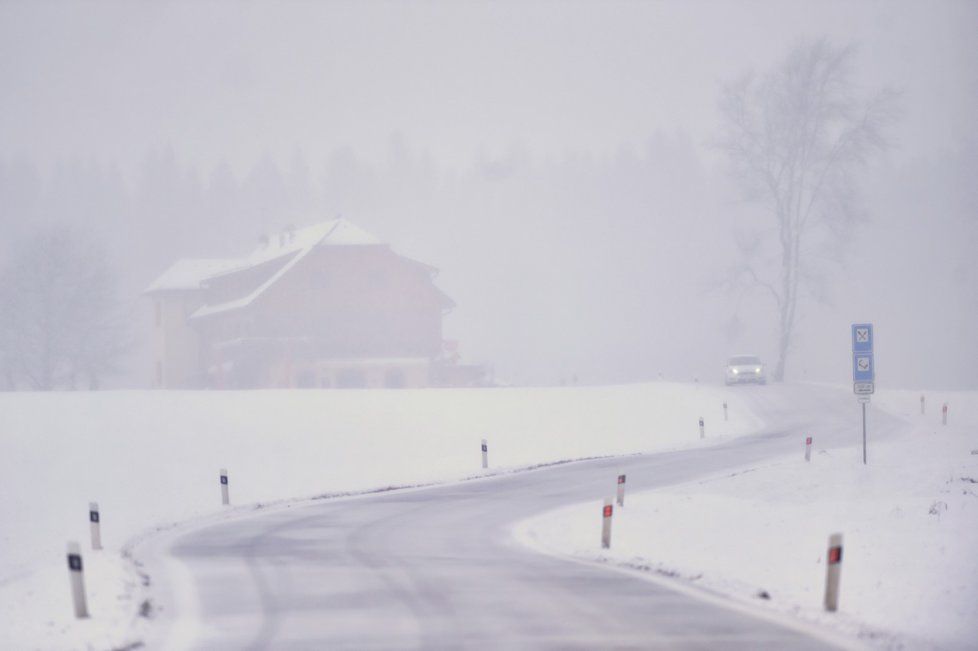 Některé silnice byly v úterý ráno uzavřené kvůli hustému sněžení a dopravním nehodám.