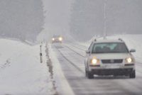 Na silnicích dávejte velký pozor. Dopravu dnes ztěžuje náledí, ale i mlha