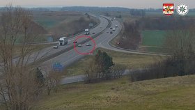 Dosud neznámý řidič stříbrné felicie jel po dálnice D52 v protisměru.