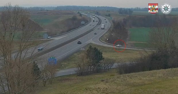 Dosud neznámý řidič stříbrné felicie jel po dálnice D52 v protisměru.