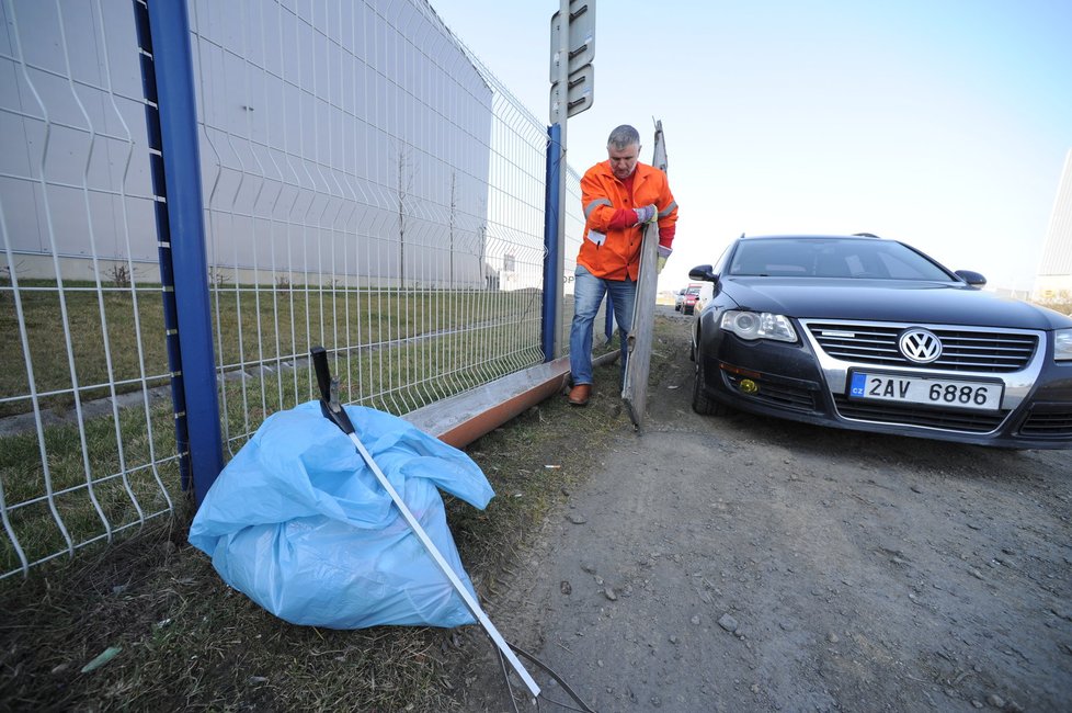 Je až neuvěřitelné, co všechno z aut putuje do příkopů podél silnic. A uklízení je fakt prací pro silné nátury. Vyzkoušeli jsme si to na vlastní kůži.