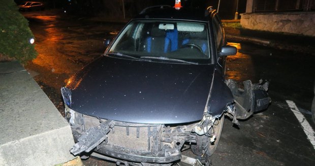 Totálně opilá penzistka demolovala zaparkovaná auta: Nabořila i kontejner a zeď
