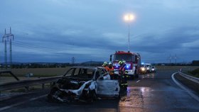 Řidička chtěla dojet s prasklou pneumatikou. Auto shořelo za jízdy.