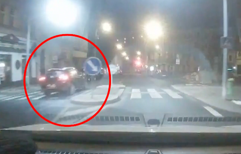 Šílená řidička: Ujížděla hlídce městské policie, prorazila si pneumatiky, zamknula se v autě