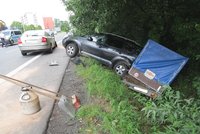 Řidička na Klatovsku si zdřímla za volantem: Nabourala odstavené auto a skončila v nemocnici