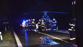 Pětadvacetiletá řidička dostala smyk a vyjela mimo vozovku, kde se vůz otočil přes střechu. Vrtulník ji transportoval do nemocnice.