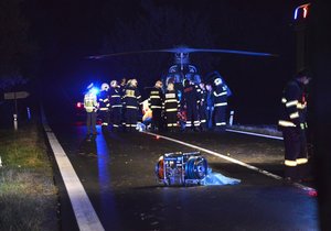 Pětadvacetiletá řidička dostala smyk a vyjela mimo vozovku, kde se vůz otočil přes střechu. Vrtulník ji transportoval do nemocnice.