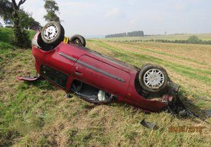 Osmnáctiletá řidička převrátila u Kouta na Šumavě auto na střechu.