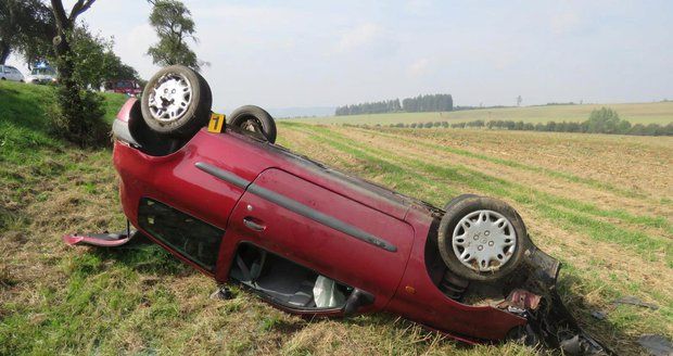 Řidička (18) převrátila na Domažlicku auto na střechu: Vezla čtyřletou holčičku