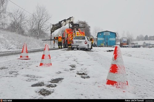 Mladá řidička nezvládla svou fabii. Na okraji Ostravy převrátila auto na střechu.