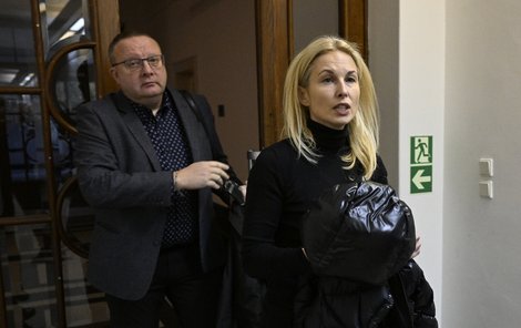 Jitka Rudovičová včera u Vrchního soudu v Praze.