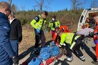 Namol opilá řidička v Řevnicích srazila cyklistu a ujela: Pro vážně zraněného muže letěl vrtulník