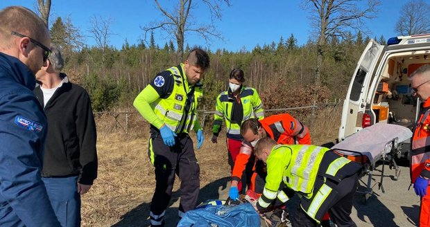 Namol opilá řidička v Řevnicích srazila cyklistu a ujela: Pro vážně zraněného muže letěl vrtulník