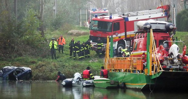 Neviděla jsem tu řeku: Při kuriózní autonehodě skončily tři ženy ve vodě