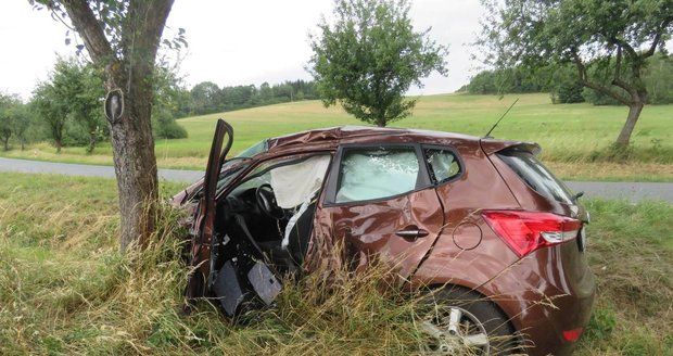 Opilý řidič na Olomoucku skončil v příkopě: S necelou promile zranil sebe i dva spolujezdce (ilustrační foto)