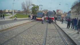 Drsné záběry z kabiny řidičky tramvaje ukazují, čemu musí denně čelit.