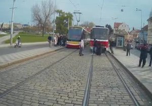 Drsné záběry z kabiny řidičky tramvaje ukazují, čemu musí denně čelit.