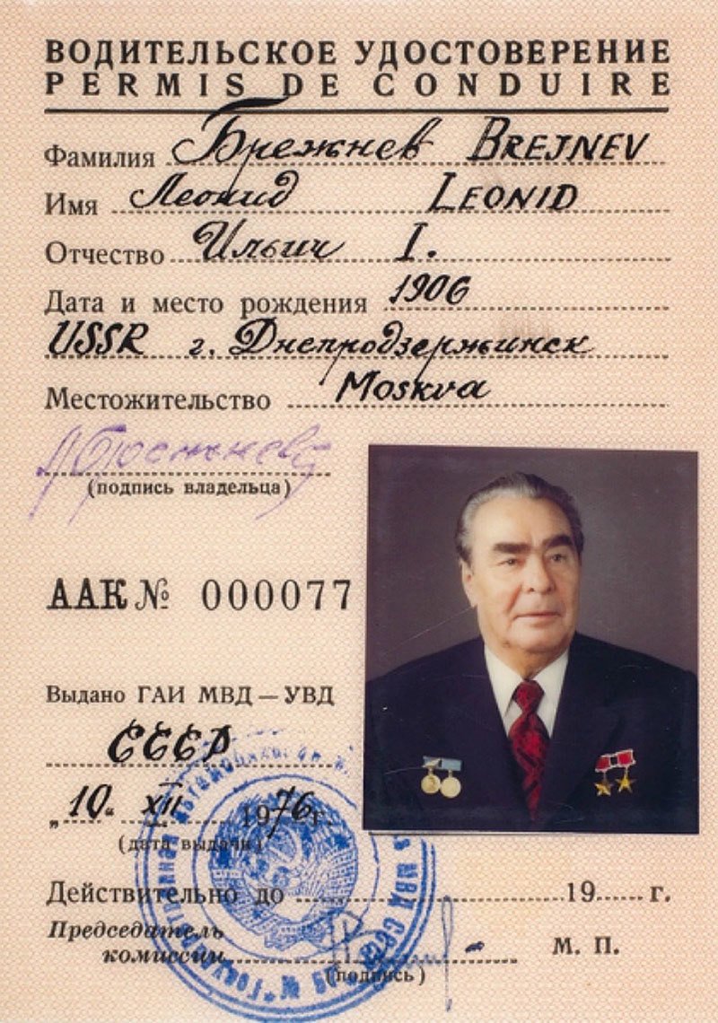 V Moskvě vydražili Brežněvův řidičský průkaz za 1,5 milionu rublů