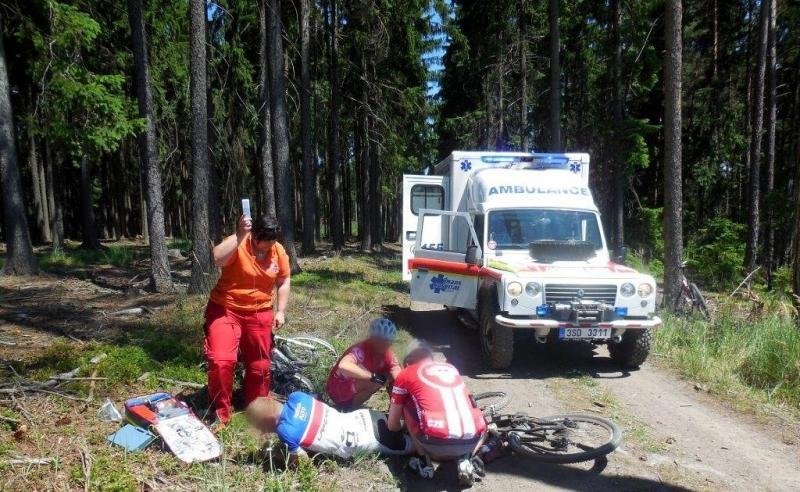 Při jízdě po lesní cestě plné kořenů a výmolů spadl cyklista z kola tak nešťastně, že mu řidítka probodla levé stehno.