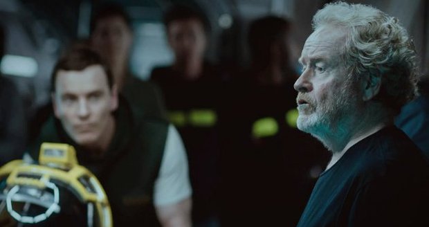 Ridley Scott na place při natáčení snímku Vetřelec: Covenant. Vzadu je vidět Micheal Fassbender.