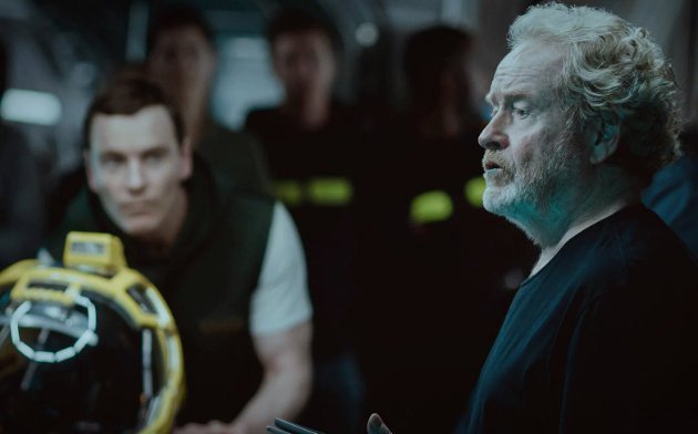 Ridley Scott na place při natáčení snímku Vetřelec: Covenant. Vzadu je vidět Micheal Fassbender.
