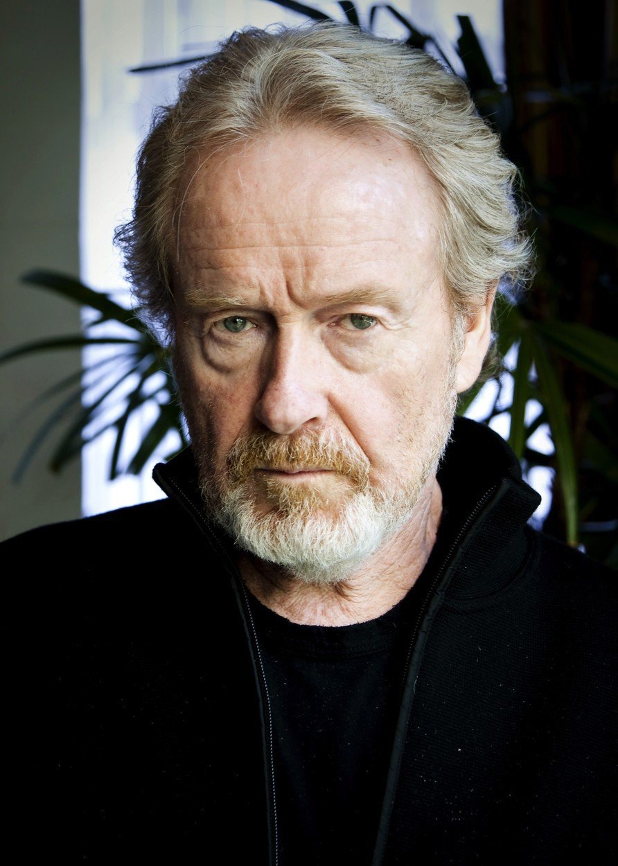 Ridley Scott má po nehodě zraněné zápěstí.