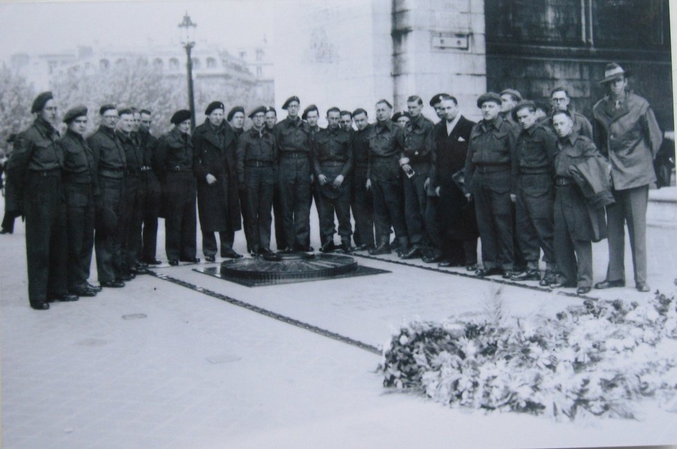 Vojáci od Dunkerque na dovolené v Paříži-1945