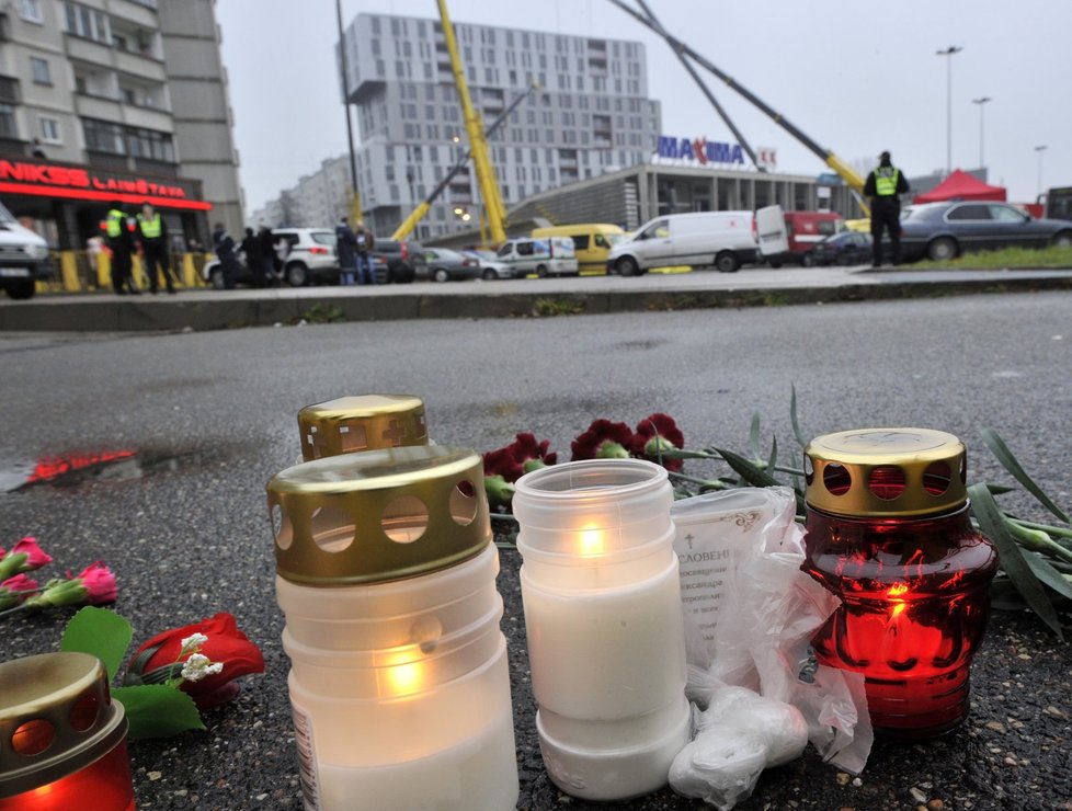 Lidé zapalují svíčky na památku obětí