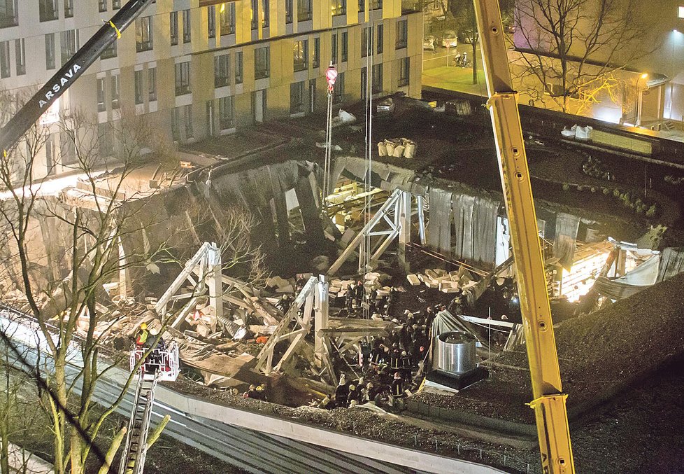 Střecha se propadla nadvakrát, druhý propad zavalil záchranáře