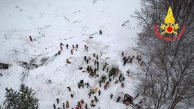 Záchranáři vytáhli ze zavaleného hotelu v Itálii další čtyři živé lidi.