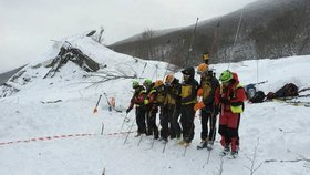 Hodiny před lavinou žádal šéf hotelu pomoc: Lidé mají strach, jsme odříznuti