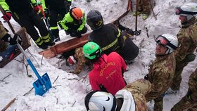 Záchranáři vytáhli ze zavaleného hotelu v Itálii další čtyři živé lidi, ne všechny se ale podařilo zachránit.