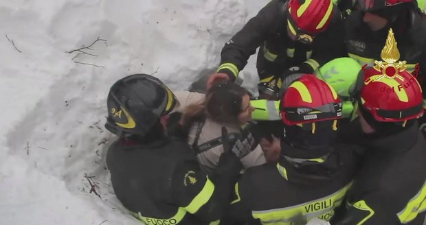 Z hotelu zavaleného lavinou vytáhli 4 živé. Ozývají se další hlasy