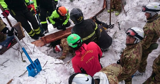 Žena mu zemřela v zavaleném hotelu v náručí. Giampaolo zůstal s dcerkou (5) sám