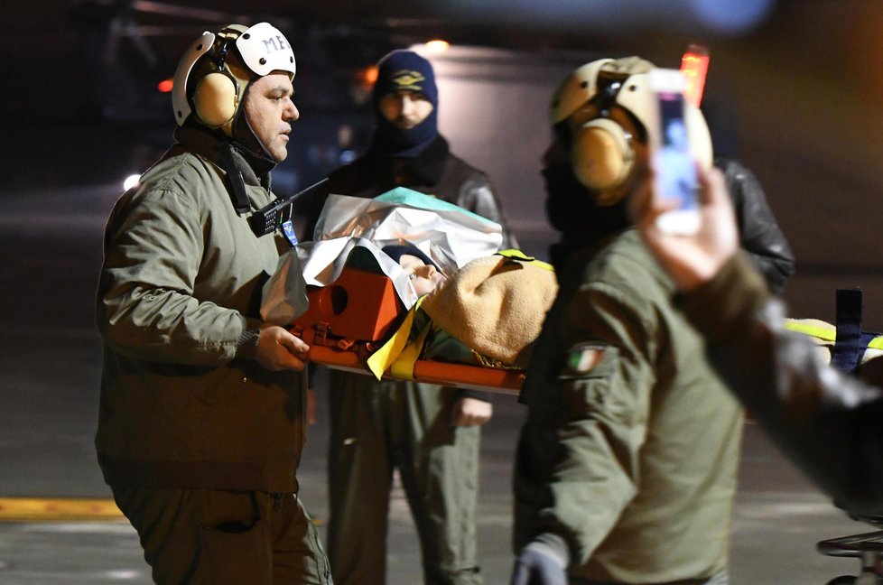 Záchranáři vytáhli ze zavaleného hotelu v Itálii devět živých lidí.