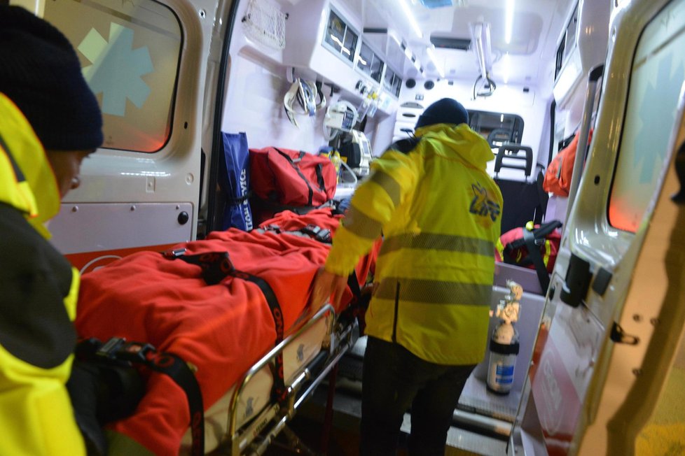 Záchranáři vytáhli ze zavaleného hotelu v Itálii i živé lidi.