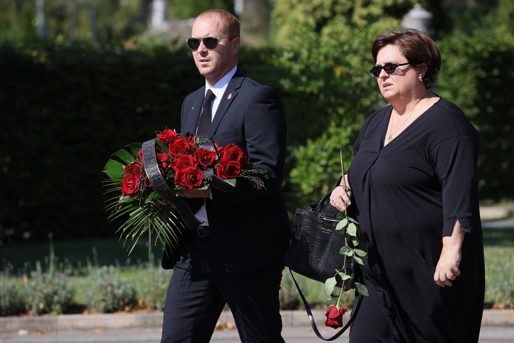 První hosté se na rozloučení s Milošem Říhou začali scházet kolem půl druhé.