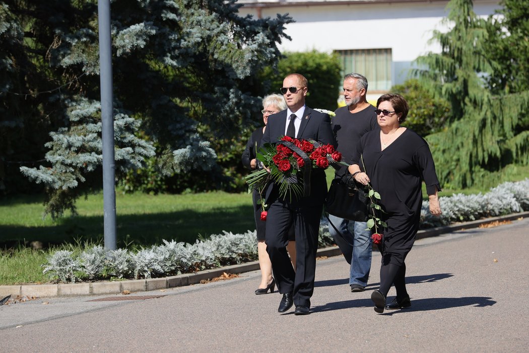 První hosté se na rozloučení s Milošem Říhou začali scházet kolem půl druhé.