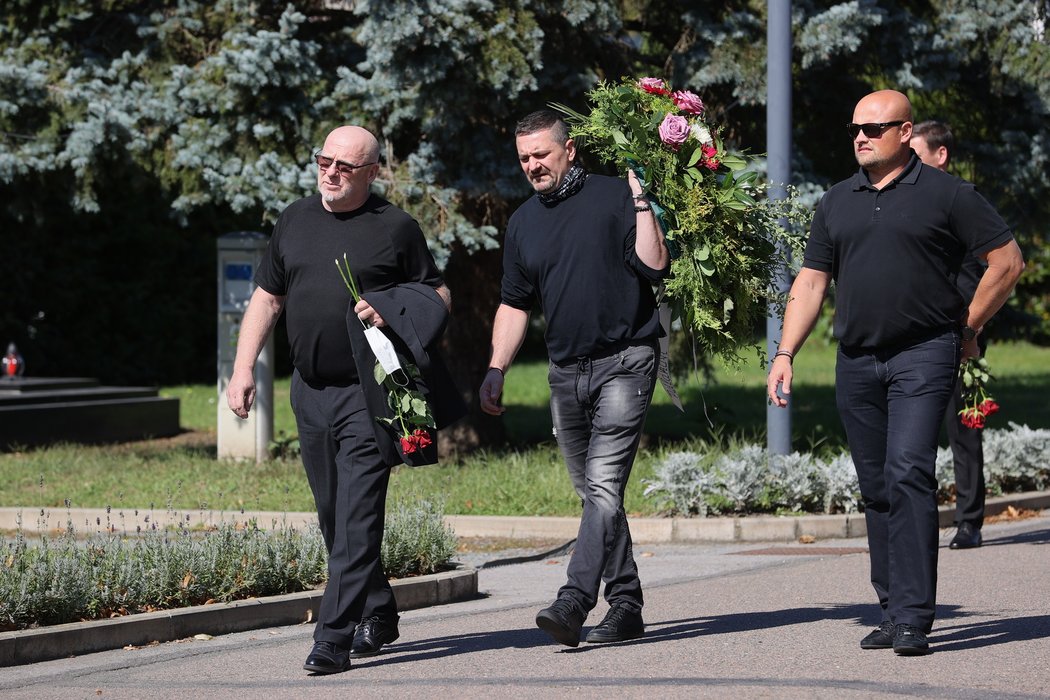 První hosté se na rozloučení s Milošem Říhou začali scházet kolem půl druhé.