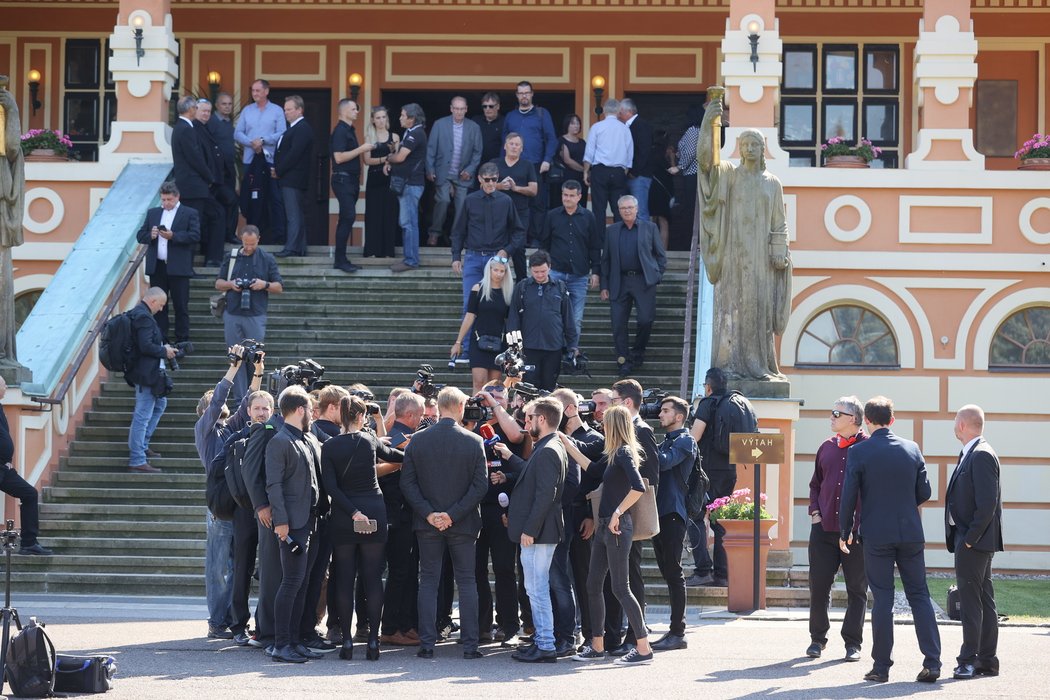 Rozloučení s Milošem Říhou si nenechali ujít lidé z hokejové branže, ani fanoušci.