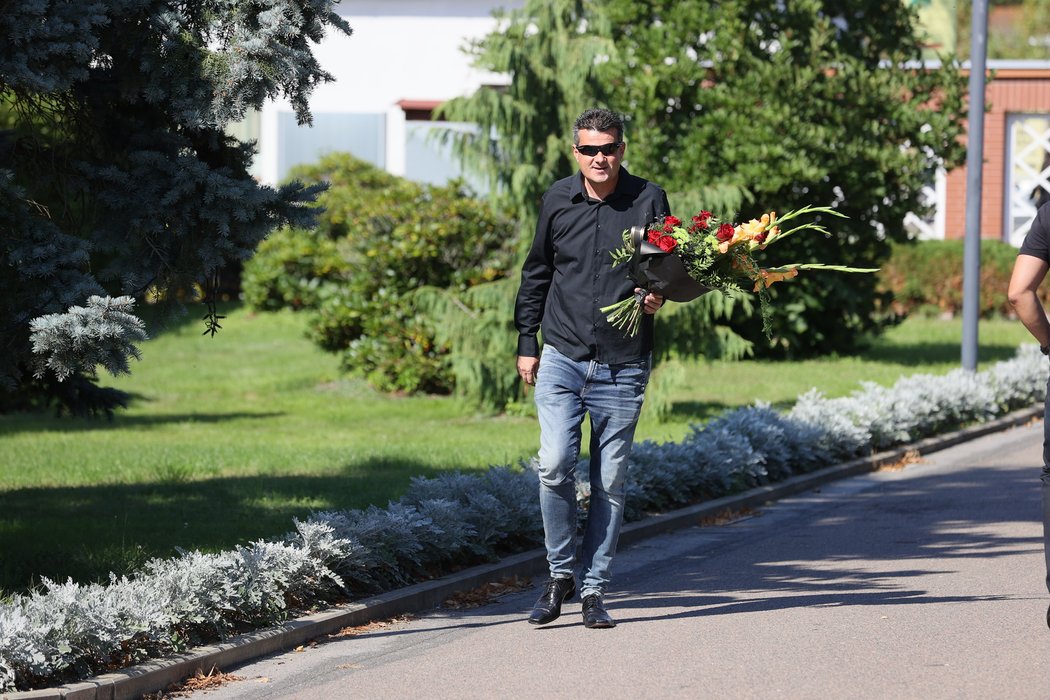 Rozloučení s Milošem Říhou si nenechali ujít lidé z hokejové branže, ani fanoušci.