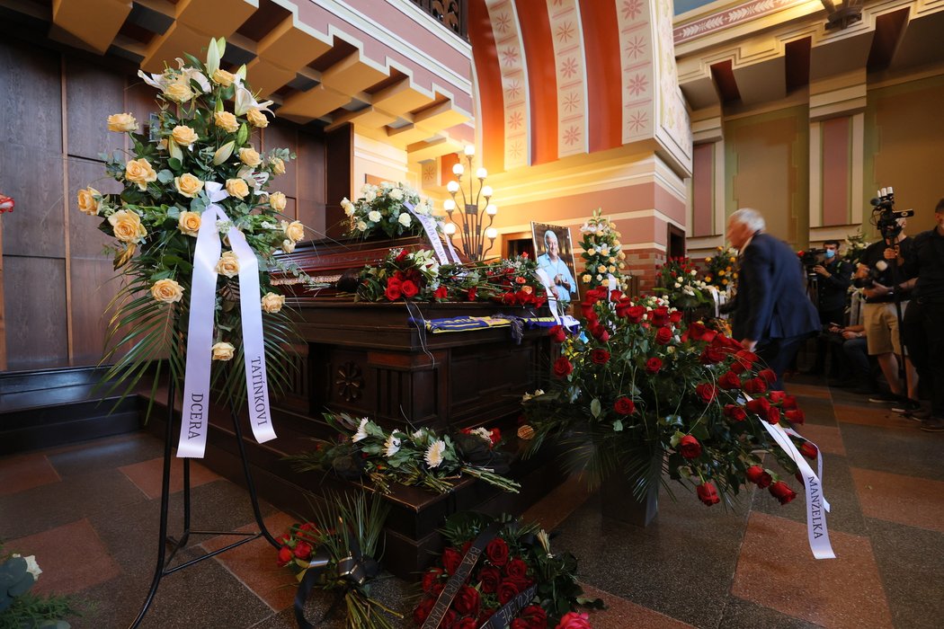 Rozloučení s Milošem Říhou si nenechali ujít lidé z hokejové branže, ani fanoušci.