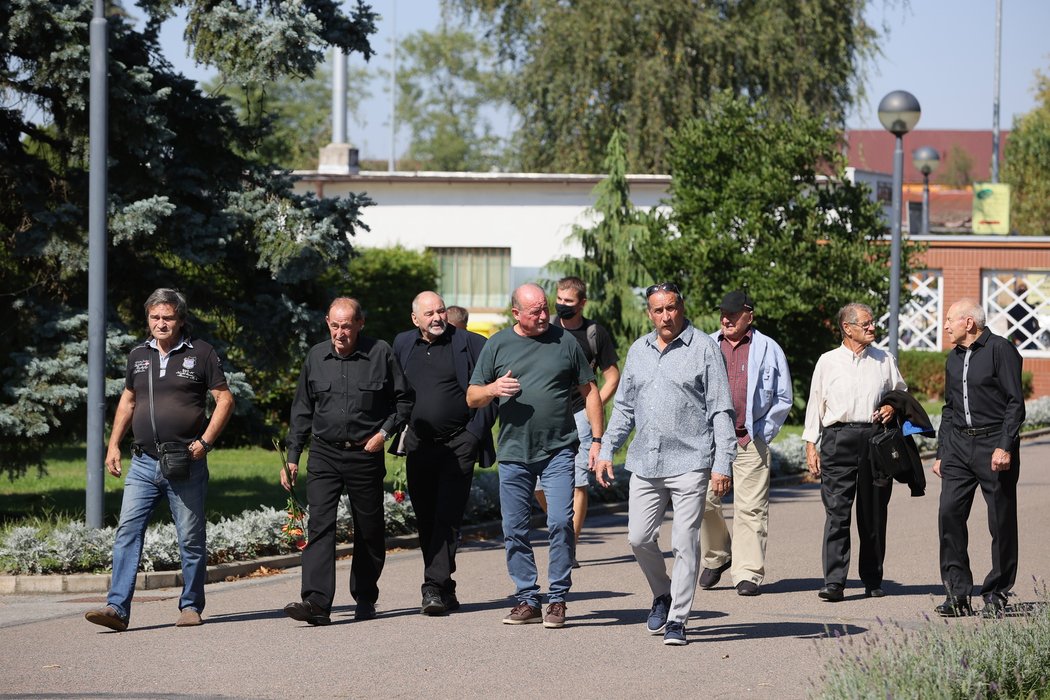 Rozloučení s Milošem Říhou si nenechali ujít lidé z hokejové branže, ani fanoušci.