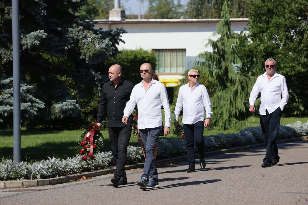 Rozloučení s Milošem Říhou si nenechali ujít lidé z hokejové branže, ani fanoušci.