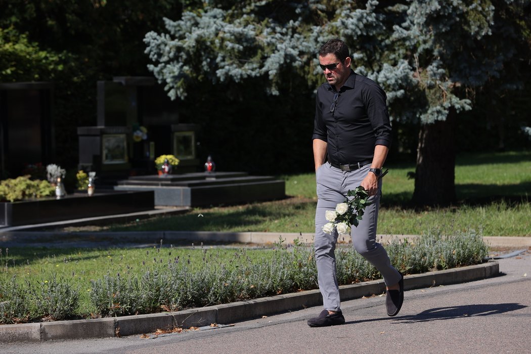 Rozloučení s Milošem Říhou si nenechali ujít lidé z hokejové branže, ani fanoušci.