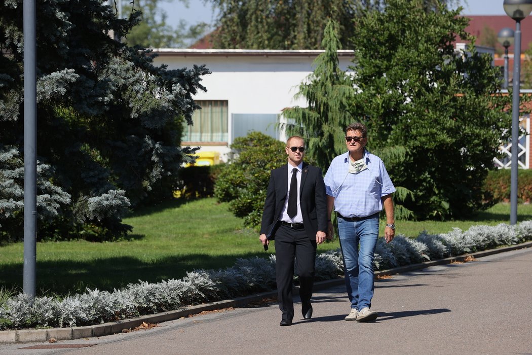 Rozloučení s Milošem Říhou si nenechali ujít lidé z hokejové branže, ani fanoušci.