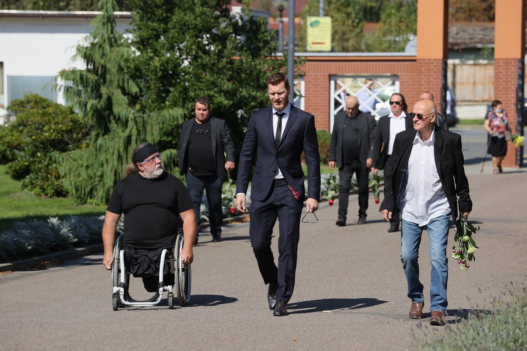 Rozloučení s Milošem Říhou si nenechali ujít lidé z hokejové branže, ani fanoušci.