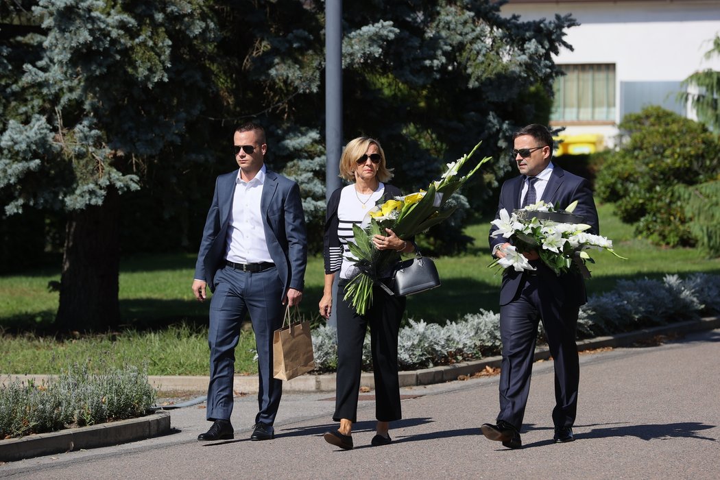 Rozloučení s Milošem Říhou si nenechali ujít lidé z hokejové branže, ani fanoušci.