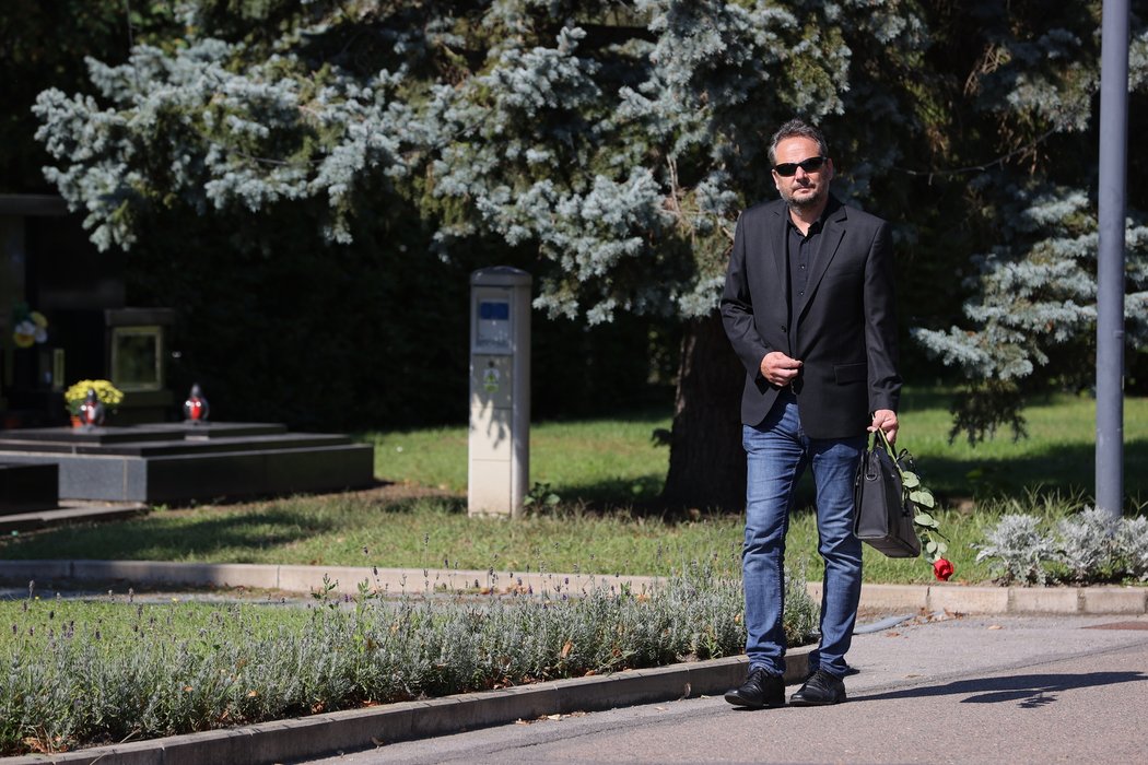 Rozloučení s Milošem Říhou si nenechali ujít lidé z hokejové branže, ani fanoušci.