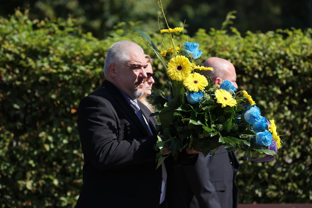 Rozloučení s trenérem Milošem Říhou si nenechali ujít lidé z hokejové branže ani fanoušci.